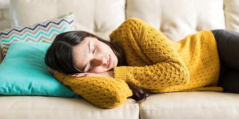 年輕美麗的女性使用營養補充品進行抗老保養